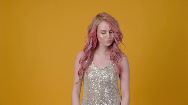 Schöne junge Frau mit ungewöhnlichen Haaren auf farbigem Hintergrund - Filmmaterial, Video