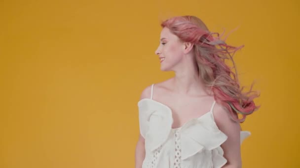 Hermosa mujer joven con pelo inusual en el fondo de color - Metraje, vídeo