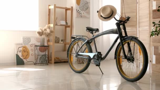 Wnętrze nowoczesnego pokoju ze stylowym rowerem - Materiał filmowy, wideo