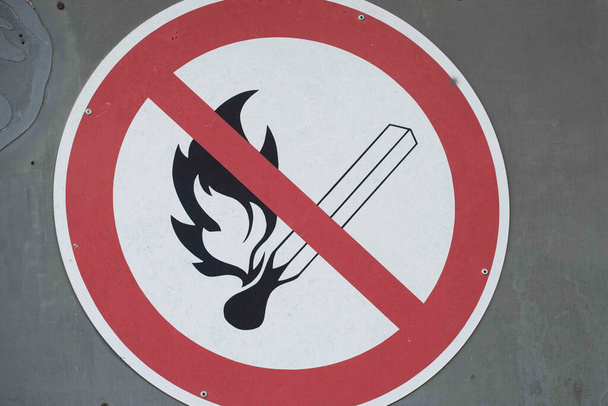 червоний відкритий вогонь заборонений знак, перехрещена сірникова паличка з полум'ям
 - Фото, зображення