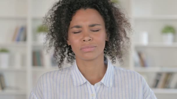 Κουρασμένη Αφρικανική γυναίκα που έχει πόνο στο λαιμό - Πλάνα, βίντεο