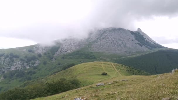 Nuvens baixas em torno do maciço montanhoso de Amboto em Urkiola País Basco - Filmagem, Vídeo