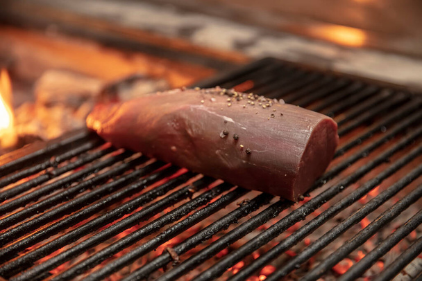 Węgiel drzewny Grill Beef Steak.  - Zdjęcie, obraz