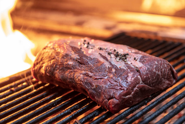 Węgiel drzewny Grill Beef Steak.  - Zdjęcie, obraz