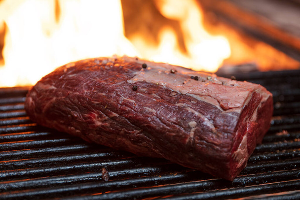 grillen steaks op vlammende grill en schot met selectieve focus. - Foto, afbeelding