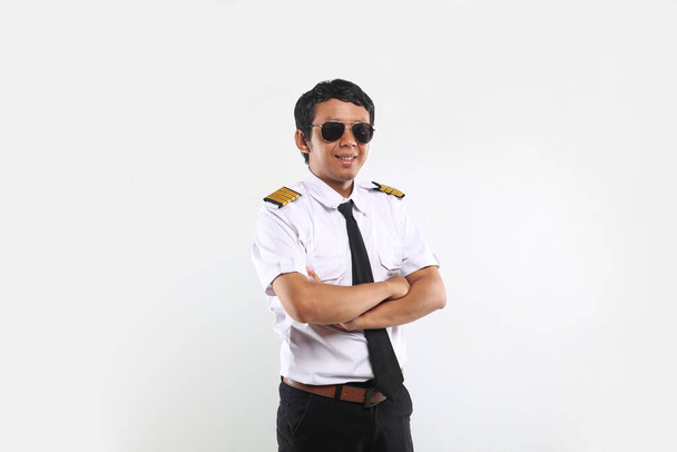 bonito jovem piloto olhando para cima mostrando espaço em branco
 - Foto, Imagem