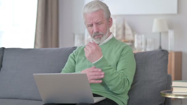 Hardwerkende senior oude zakenman met pijn in de pols  - Video