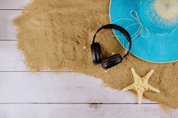 Сезон відпусткиLay плоскі пляжні аксесуари з літнім пляжним капелюхом пляжні тапочки навушники
 - Фото, зображення