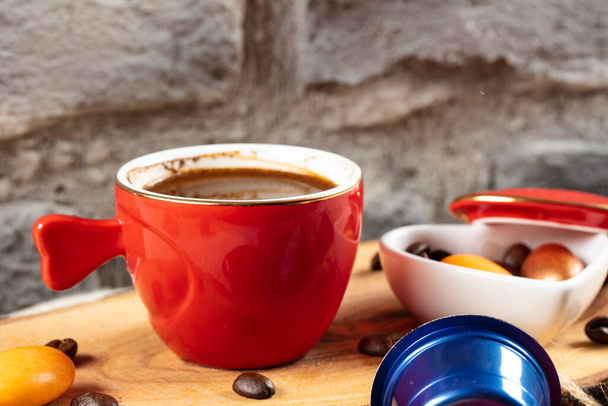 φρέσκο παρασκευασμένο καφέ σε ένα κόκκινο κύπελλο  - Φωτογραφία, εικόνα