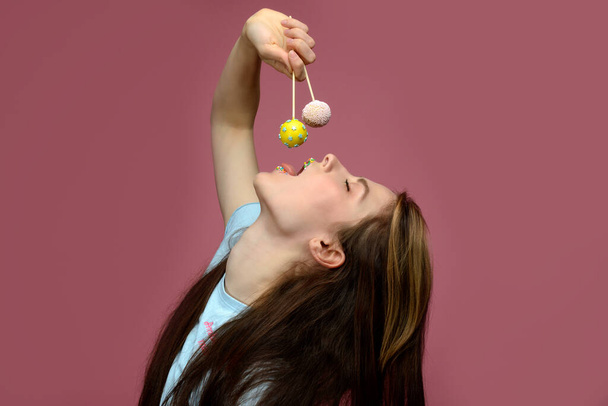 young european woman playes cake pops - Foto, immagini