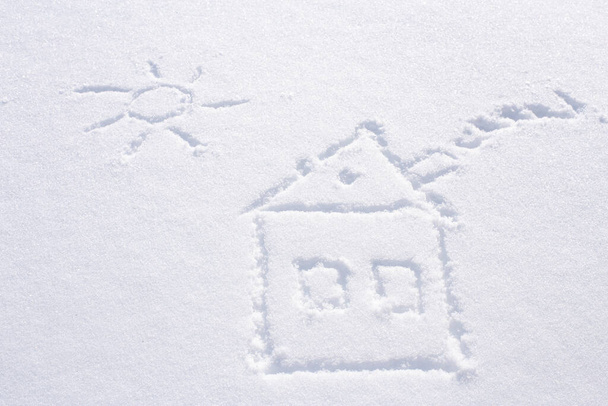 Σχέδιο στο σπίτι με καπνό από την καμινάδα και τον ήλιο στο λευκό χιόνι, παγωμένη μέρα σε εξωτερικούς χώρους. - Φωτογραφία, εικόνα