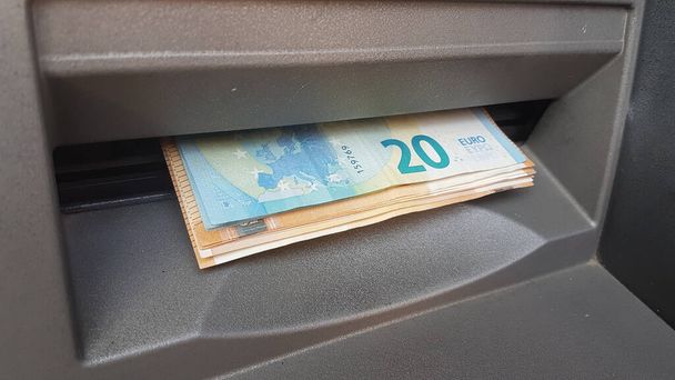 ATM χρήματα ευρώ 20 και 50 τραπεζογραμμάτια ανάληψη οικονομίας - Φωτογραφία, εικόνα