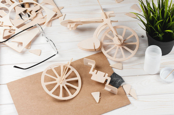 Balsa kits de bicicleta de madera modelo, Hobby y concepto de ocio
 - Foto, Imagen