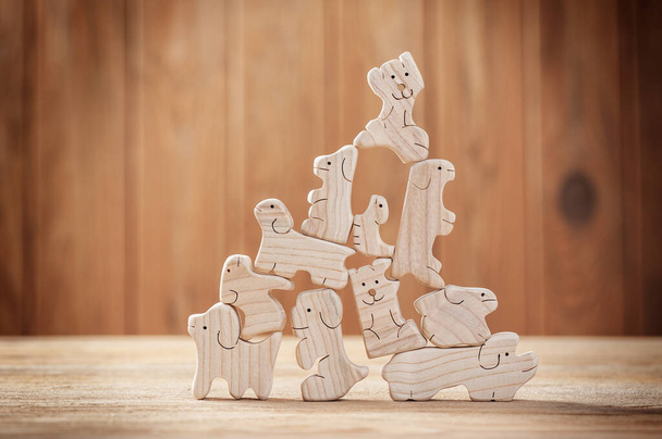 schattig houten speelgoed dier op hout boord, klein speelgoed en ondiepe diepte van het veld - Foto, afbeelding