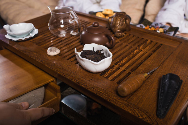 Дерев'яна обробна дошка з тортом на столі
 - Фото, зображення