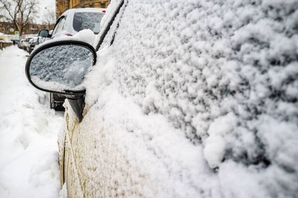 Auto mit Schnee und einem Rückspiegel Nahaufnahme mit einem großen freien Raum - Foto, Bild