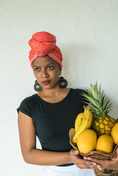 Afroamerikkalainen nainen hedelmäkorin kanssa.. - Valokuva, kuva