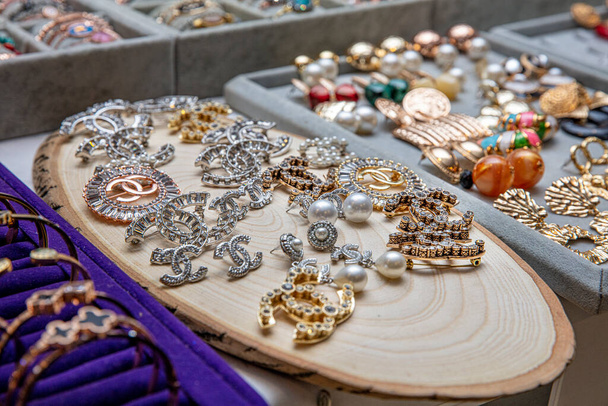 Κοσμήματα διαμαντένια δαχτυλίδια και κολιέ δείχνουν σε πολυτελή βιτρίνα κατάστημα λιανικής πώλησης βιτρίνα - Φωτογραφία, εικόνα