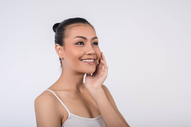 Schöne junge Frau mit sauberer frischer Haut berühren ihr eigenes Gesicht  - Foto, Bild