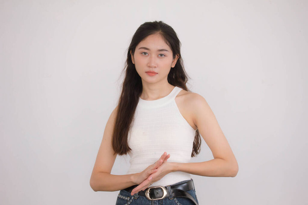 Portrait von Thai China Erwachsene schöne Mädchen Weißes Hemd blaue Jeans entspannen und lächeln - Foto, Bild