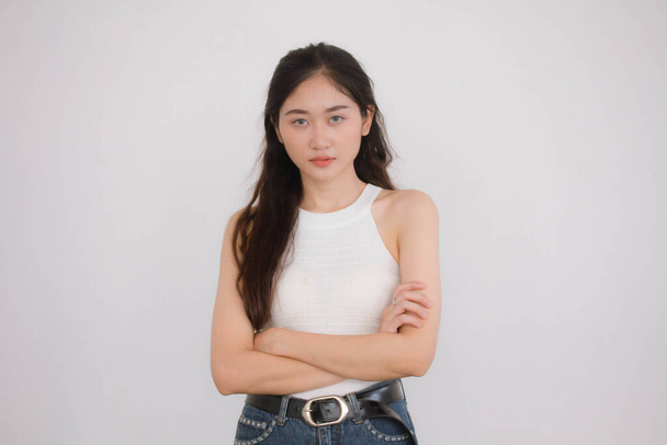 Portrait von Thai China Erwachsene schöne Mädchen Weißes Hemd blaue Jeans entspannen und lächeln - Foto, Bild