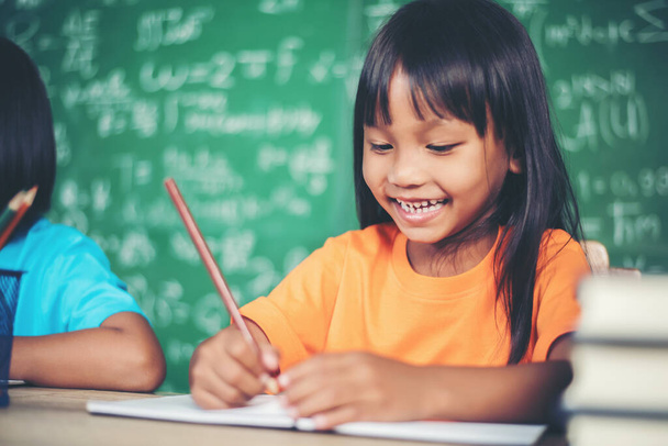 Deux filles avec dessin au crayon à la leçon dans la classe  - Photo, image
