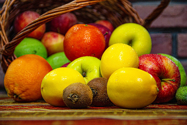 Gemengde verse kleurrijke vruchten in een mand - Foto, afbeelding
