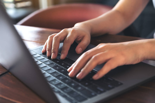 Nahaufnahme der Hände einer Geschäftsfrau beim Arbeiten und Tippen auf der Laptop-Tastatur  - Foto, Bild