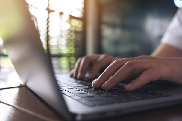 Imagem de perto das mãos de uma mulher de negócios trabalhando e digitando no teclado do laptop  - Foto, Imagem