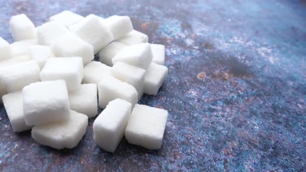 Lähikuva valkoinen sokeri kuutio pimeällä pöydällä  - Materiaali, video