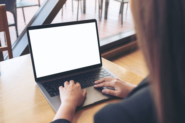 Макет зображення бізнес-леді, що використовує і друкує на ноутбуці з порожнім білим екраном в кафе
 - Фото, зображення