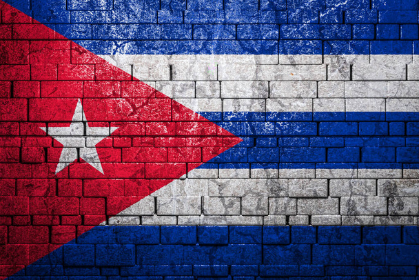 Kubai nemzeti zászló téglafalon háttérben.Az ország nemzeti büszkeségének és szimbólumának fogalma. Zászló banner kő textúra háttér. - Fotó, kép
