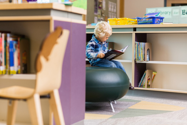 Boy Reading Book In Library - Zdjęcie, obraz