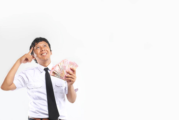 manager indonesiano pensando in possesso di denaro rupiah - Foto, immagini