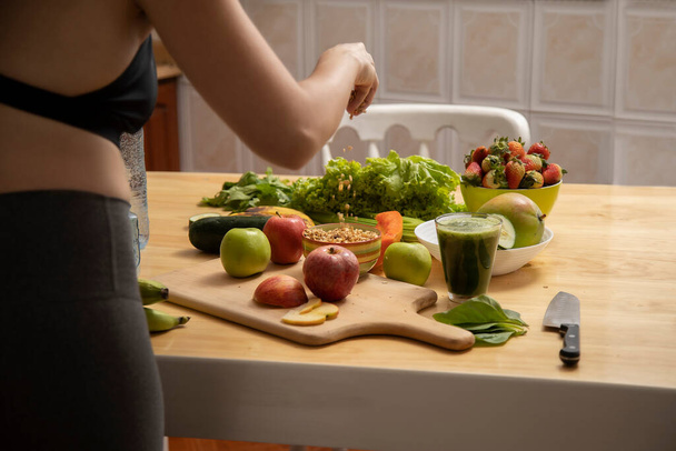 mulher preparando um batido de frutas e vegetais para o café da manhã
 - Foto, Imagem