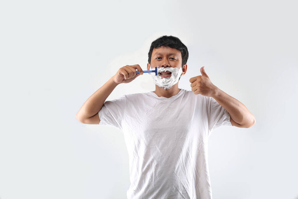 asiático chico afeitado. asiático hombre en cuarto de baño
 - Foto, Imagen