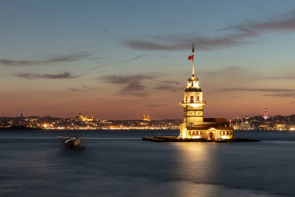 Девичья башня в Стамбуле, Турция (KIZ KULESI - USKUDAR)  - Фото, изображение