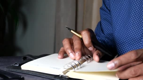 чоловік рука обертає сторінку блокнота, крупним планом
  - Кадри, відео