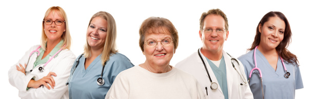 Femme âgée souriante avec des médecins et des infirmières médicales derrière
 - Photo, image