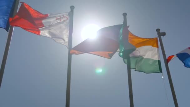 Bandeiras coloridas agitando no vento - movimento super lento - conceito de política
 - Filmagem, Vídeo