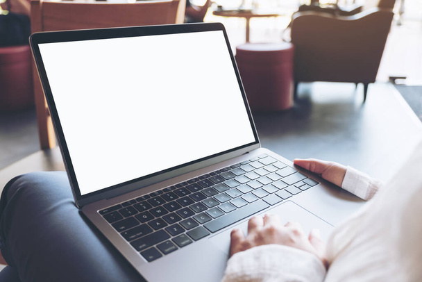 Макет зображення рук жінки, що використовують і друкують на ноутбуці з порожнім білим екраном робочого столу, сидячи в кафе
 - Фото, зображення