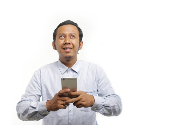 Joven asiático hombre usando smartphone
  - Foto, Imagen