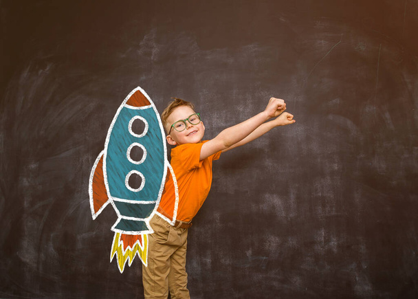 Retrato del chico de la escuela con cohete tirado. Éxito, creatividad y concepto de puesta en marcha. Copia espacio para tu texto
 - Foto, imagen