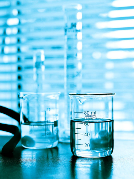 Лабораторний скляний посуд, що містить хімічну рідину з лабораторним фоном, наукові дослідження та концепція розвитку
  - Фото, зображення