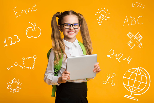 Moderne Bildung mit Gadgets. Schulmädchen mit Tablet um abstrakte Symbole der Bildung - Foto, Bild