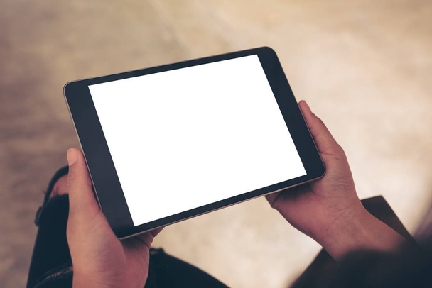 Imagem Mockup de mulher segurando tablet preto pc com tela de desktop branca em branco
  - Foto, Imagem