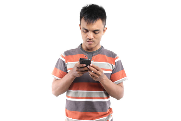 samčí Filipíny pomocí smartphonu izolované .manila Filipíny. Sep.29, 2020 - Fotografie, Obrázek