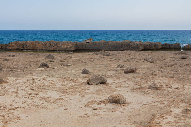 Plage rocheuse de la mer Méditerranée à Ayia Napa, Chypre. Formations en pierre naturelle. - Photo, image