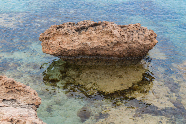 Skalnatá pláž Středozemního moře v Ayia Napa, Kypr. Z přírodního kamene. Úžasná transparemtská voda. - Fotografie, Obrázek