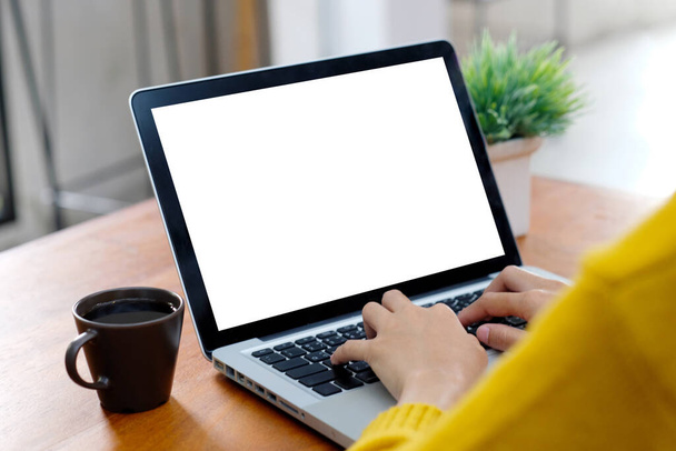 Laptop mock up, Woman hands typing computer with blank screen for template background, Laptop with blank screen background for people and business, e commerce, τεχνολογία, online εκπαίδευση, e learning, and internet of things - Φωτογραφία, εικόνα
